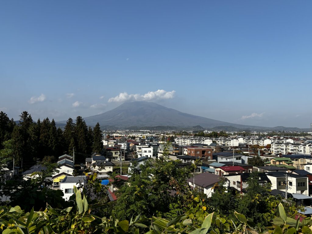 弘前レンタサイクル散策　禅林街　弘前市仏舎利塔（忠霊塔）からの岩木山