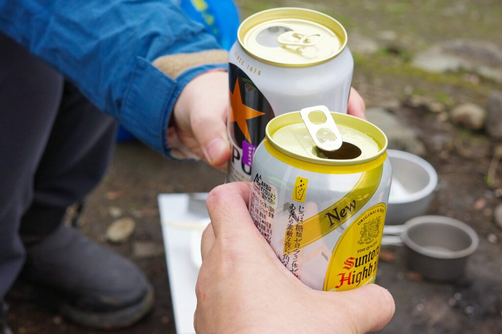 滝沢園でセブンイレブン食材しばりキャンプ　ビール＆ハイボールで乾杯