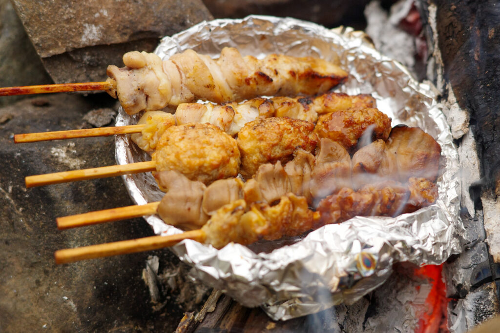 滝沢園でセブンイレブン食材しばりキャンプ　焼き鳥