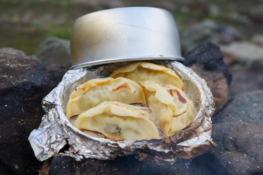 滝沢園でセブンイレブン食材しばりキャンプ　ビールで蒸した焼きギョーザ