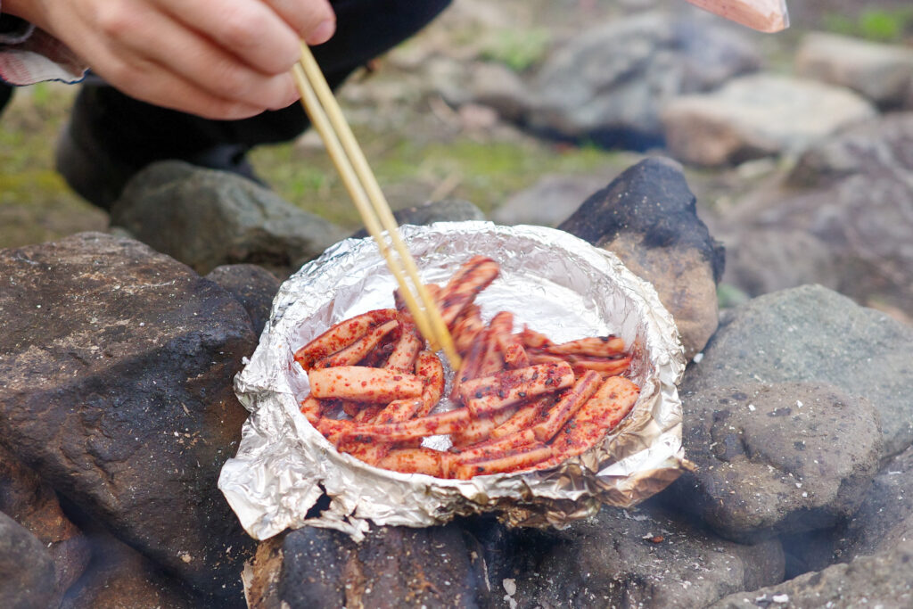 滝沢園でセブンイレブン食材しばりキャンプ　七味焼きイカ