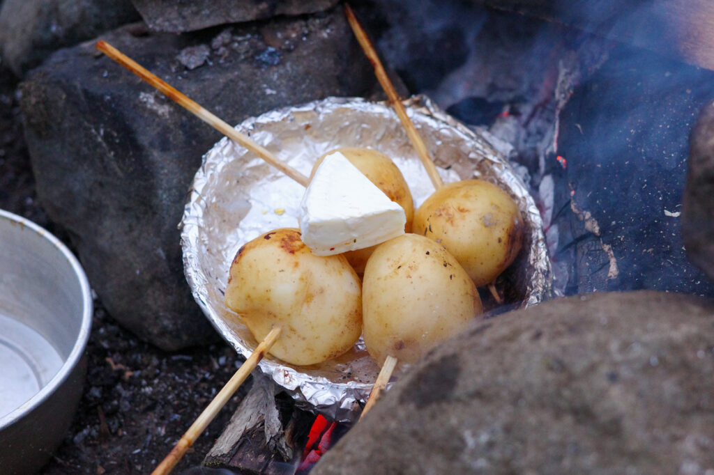 滝沢園でセブンイレブン食材しばりキャンプ　ジャガイモのチーズ焼き