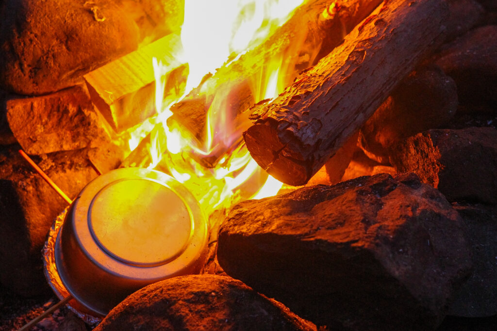 滝沢園でセブンイレブン食材しばりキャンプ　焚火料理