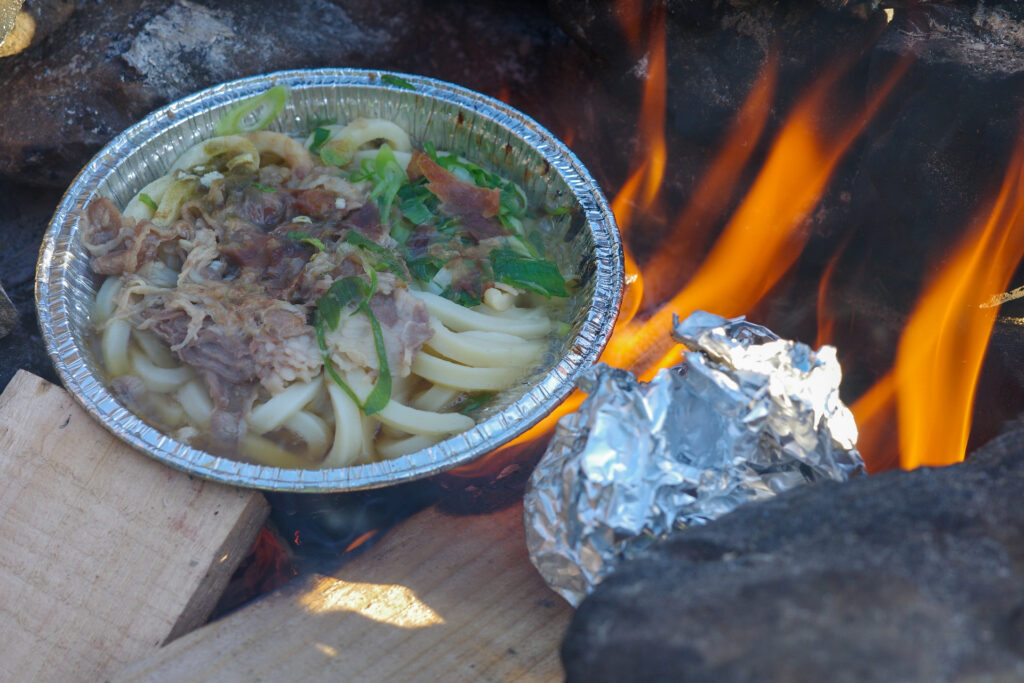 滝沢園でセブンイレブン食材しばりキャンプ　冷凍鍋焼きうどんと塩おにぎり