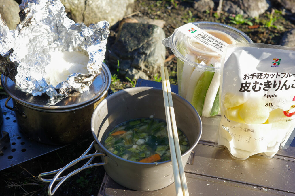 滝沢園でセブンイレブン食材しばりキャンプ　朝食