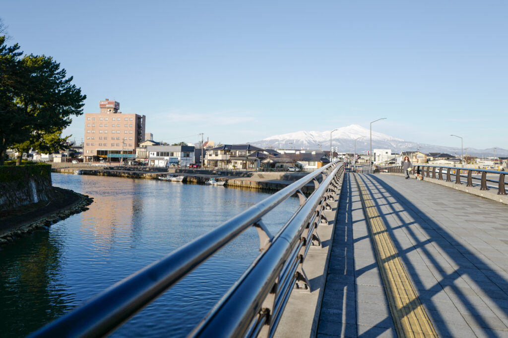 山形・秋田3泊4日旅。酒田大橋からの鳥海山