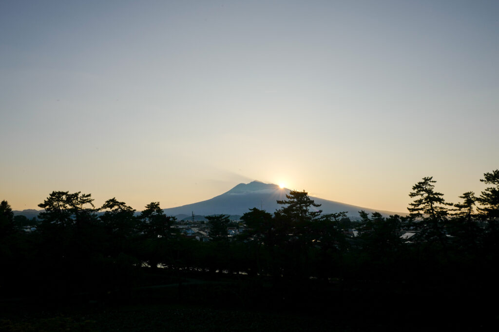 弘前城から岩木山