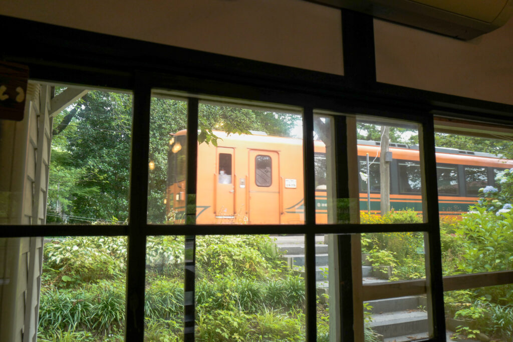津軽鉄道 芦野公園駅 赤い屋根の喫茶店「駅舎」