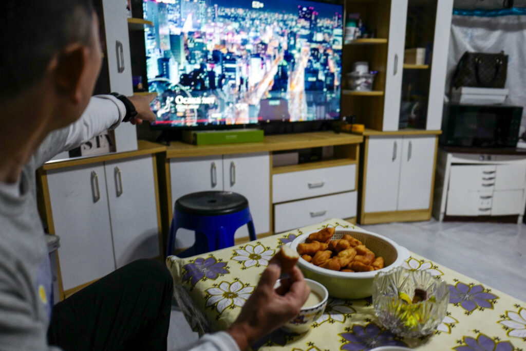 モンゴル ナライハ 遊牧民ゲルで夕食