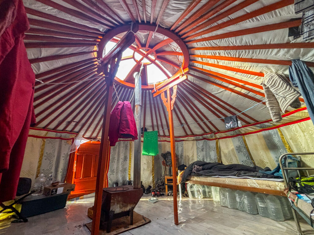モンゴル　遊牧民ゲルホームステイ