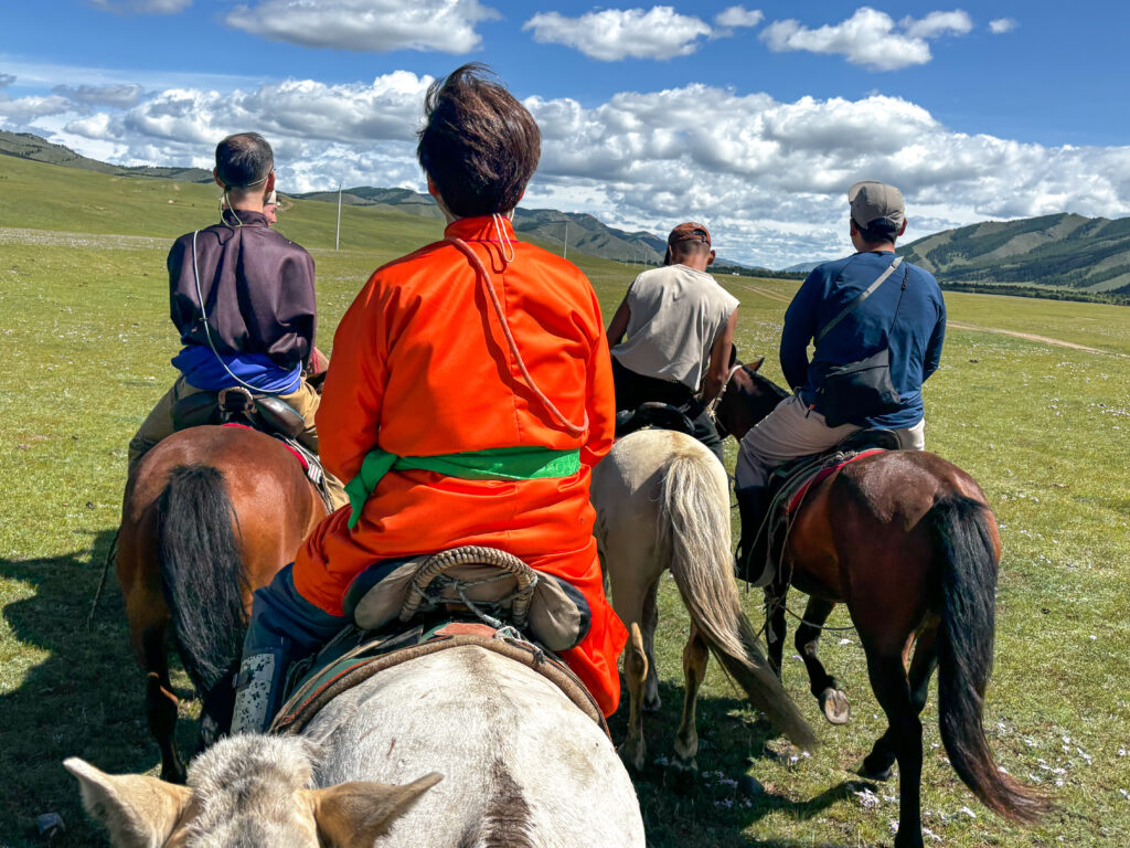 モンゴル　遊牧民ゲルホームステイ　乗馬体験