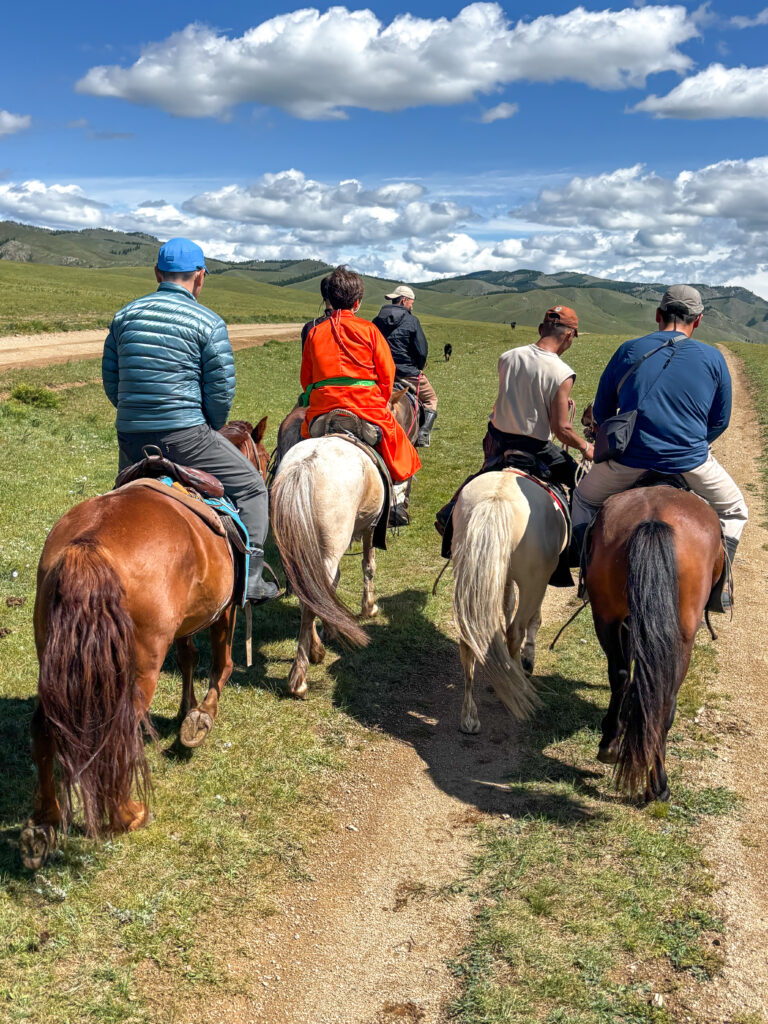 モンゴル　遊牧民ゲルホームステイ　乗馬体験