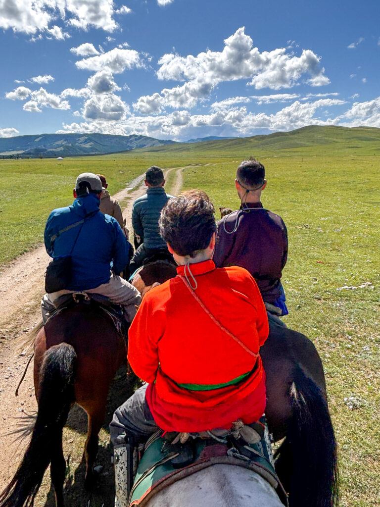 モンゴル　遊牧民ゲルホームステイ　乗馬体験
