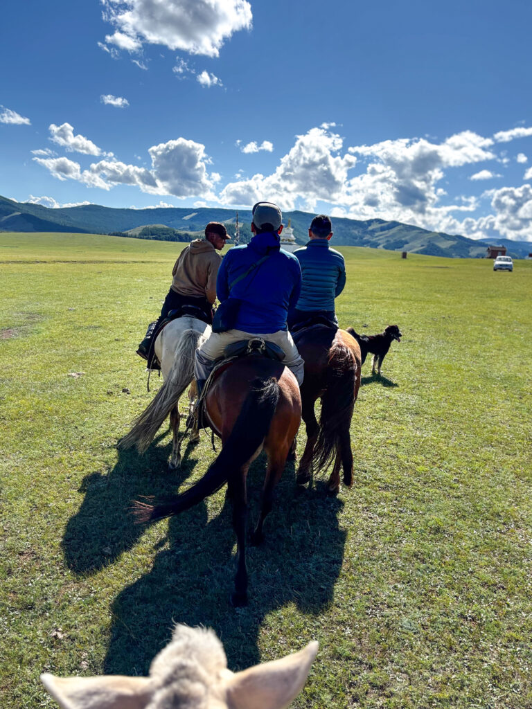 モンゴル　遊牧民ゲルホームステイ　乗馬体験