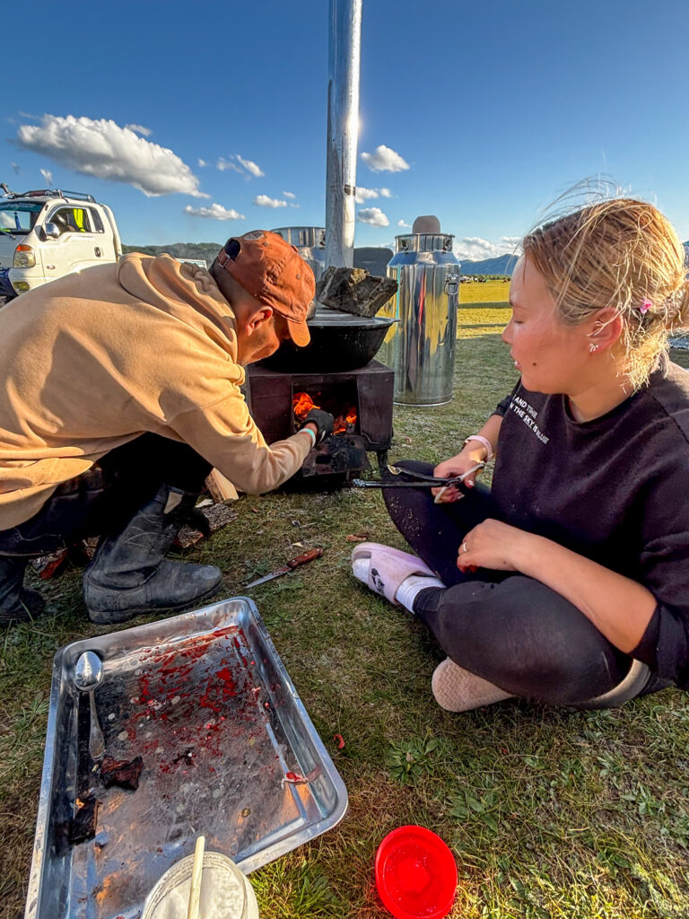 モンゴル　遊牧民ゲルホームステイ　ホルホグ　レバー焼