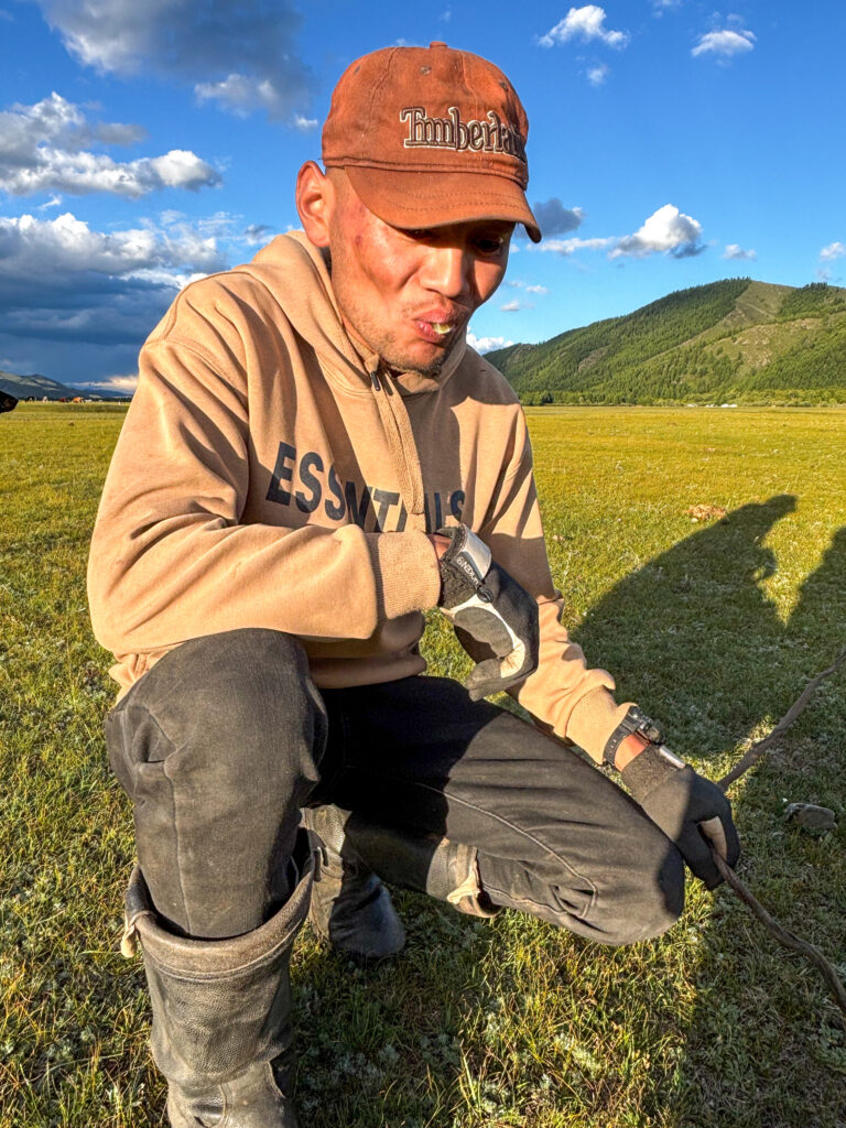 モンゴル　遊牧民ゲルホームステイ　草原で野点　遊牧民に呈茶