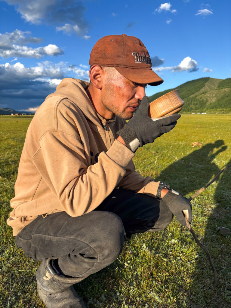 モンゴル　遊牧民ゲルホームステイ　草原で野点　遊牧民に呈茶