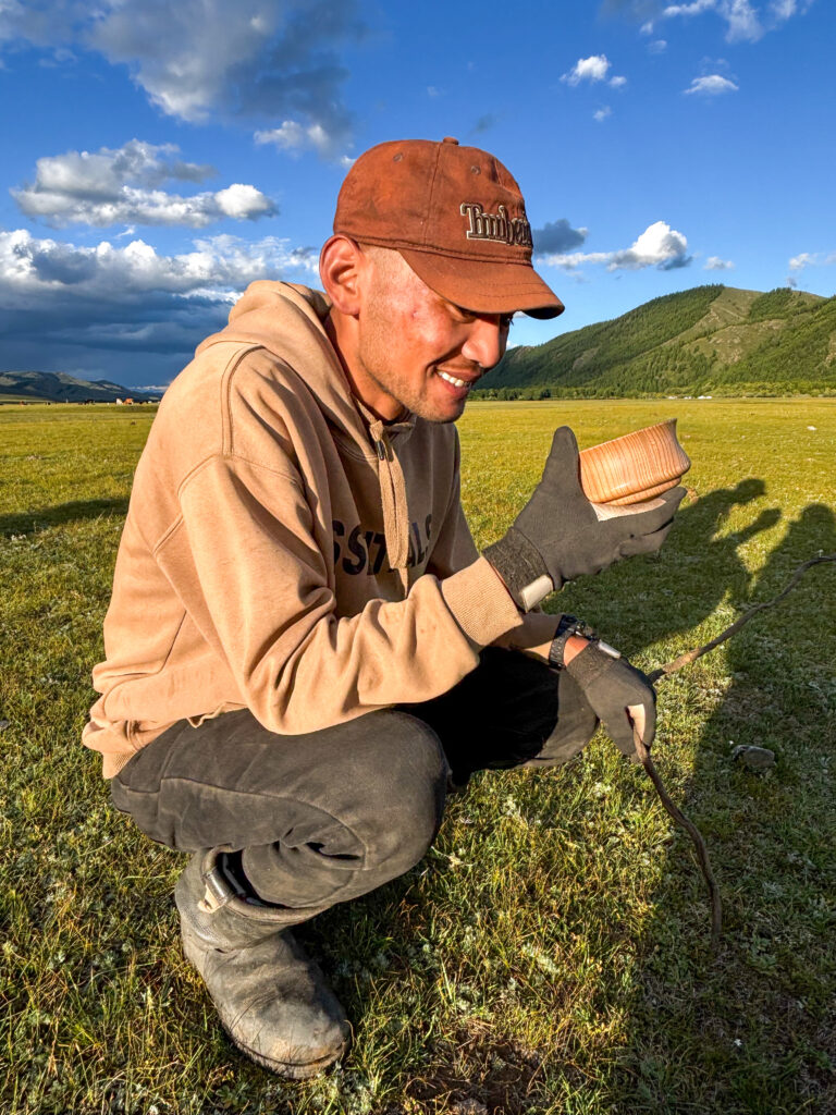 モンゴル　遊牧民ゲルホームステイ　草原で野点　遊牧民に呈茶