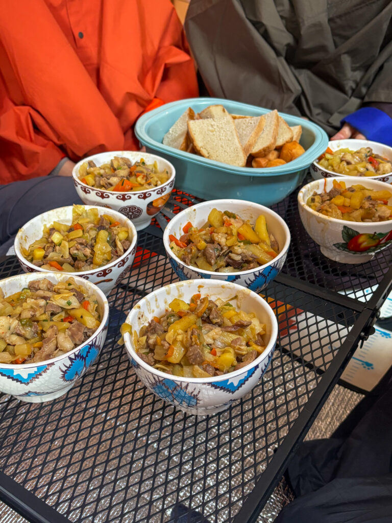 モンゴル旅行　ゲル　草原　朝食