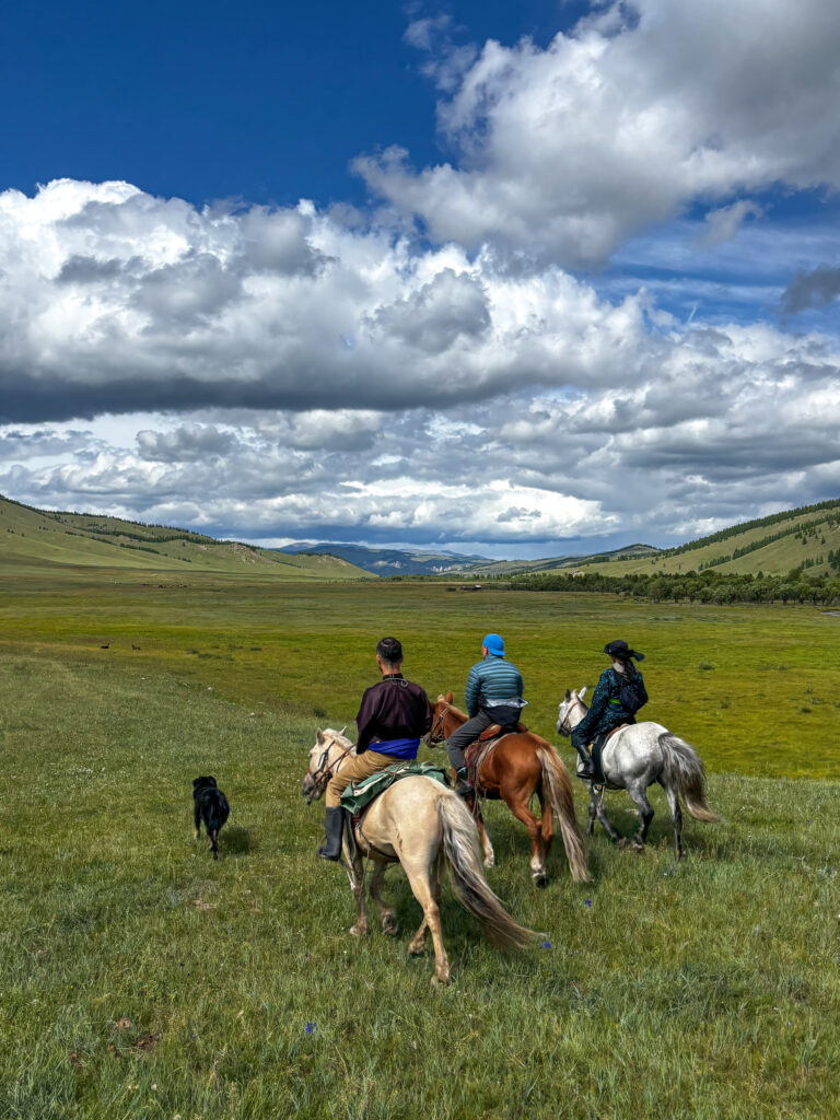 モンゴル旅行　馬旅キャンプ　乗馬体験