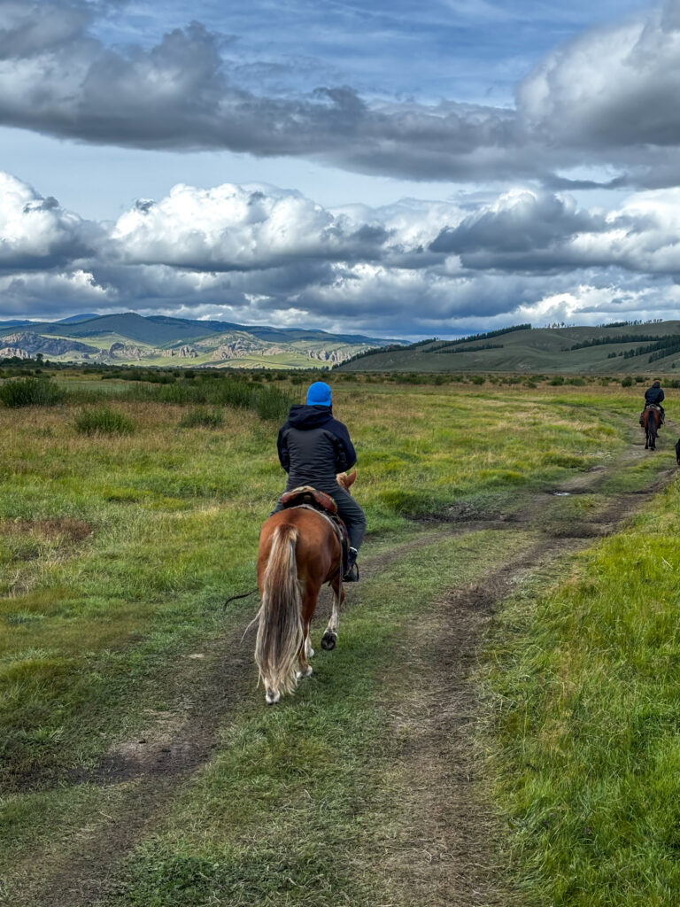 モンゴル旅行　馬旅キャンプ　乗馬体験