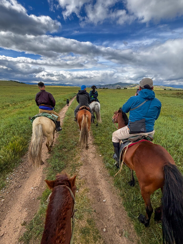 モンゴル旅行　馬旅キャンプ　乗馬体験