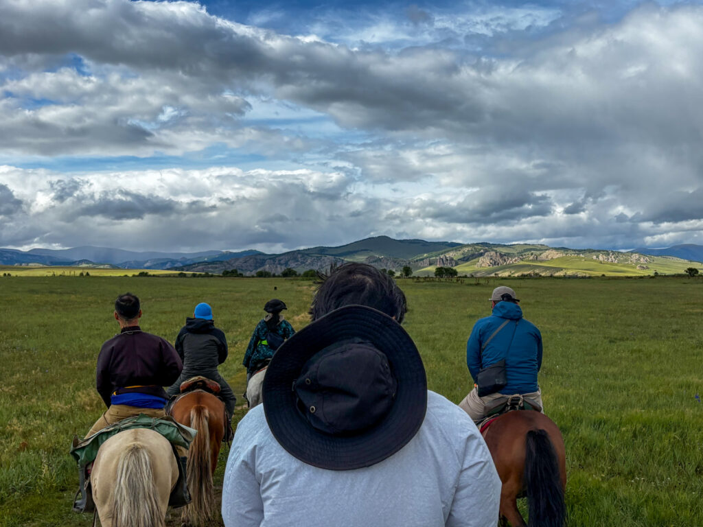 モンゴル旅行　馬旅キャンプ　乗馬体験