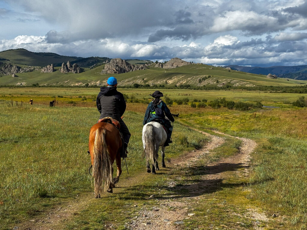 モンゴル旅行　馬旅キャンプ　乗馬体験