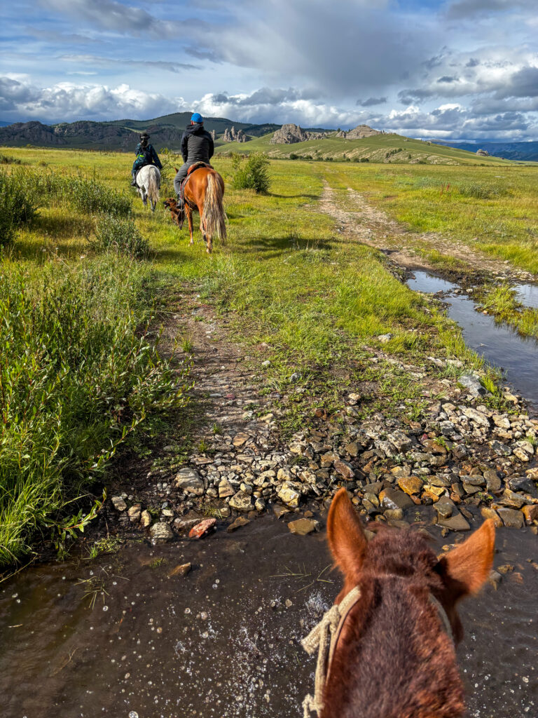モンゴル旅行　馬旅キャンプ　乗馬体験