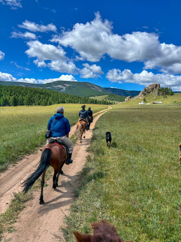 モンゴル　遊牧民ゲルホームステイ　馬旅キャンプ　乗馬ハイキング　Gunjin sum