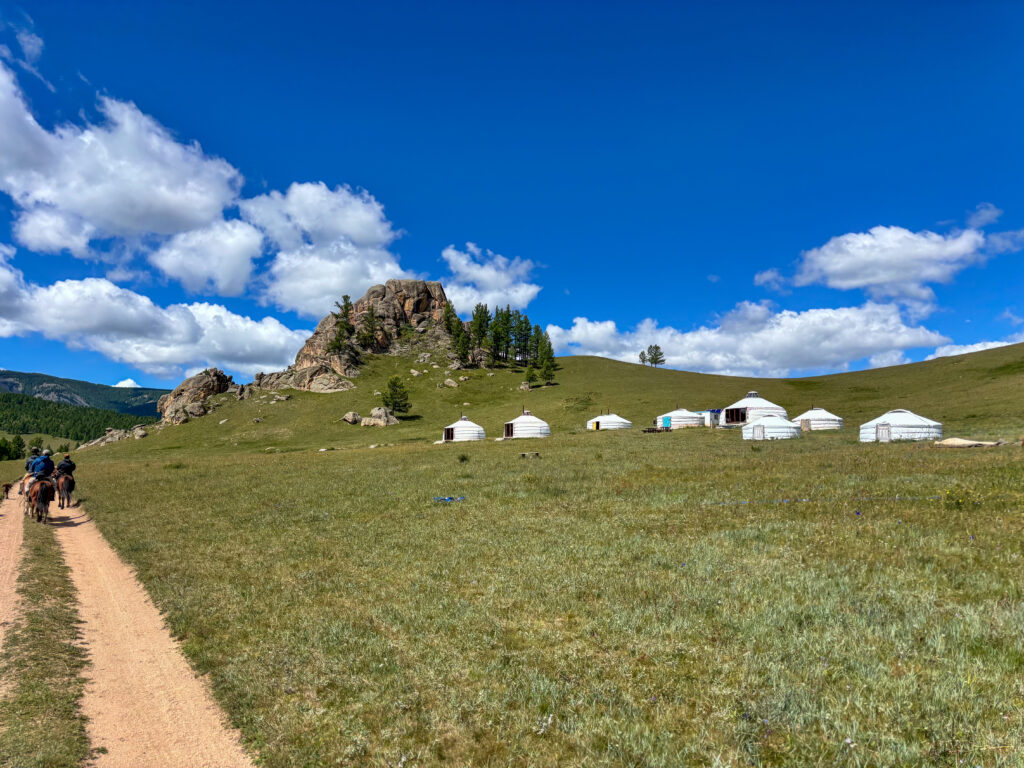 モンゴル　遊牧民ゲルホームステイ　馬旅キャンプ　乗馬ハイキング　Gunjin sum