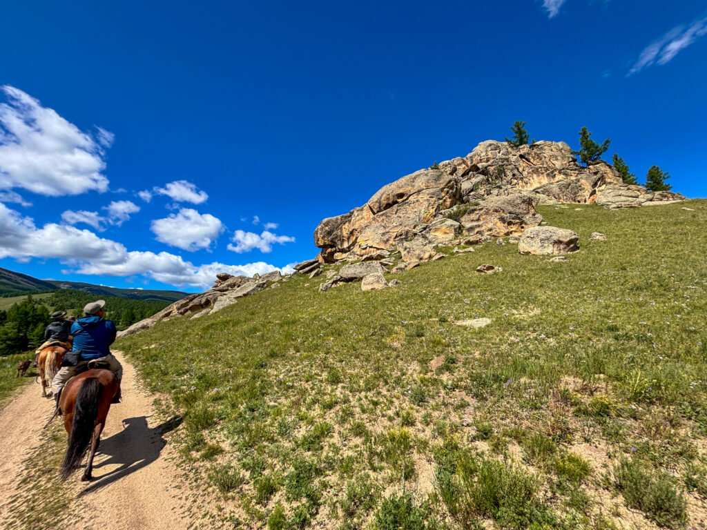 モンゴル　遊牧民ゲルホームステイ　馬旅キャンプ　乗馬ハイキング　Gunjin sum