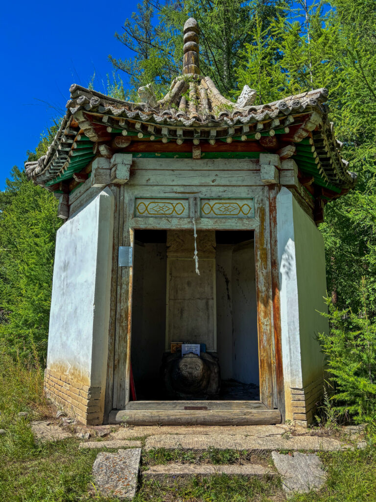 モンゴル　遊牧民ゲルホームステイ　馬旅キャンプ　乗馬ハイキング　Gunjin sum　祠