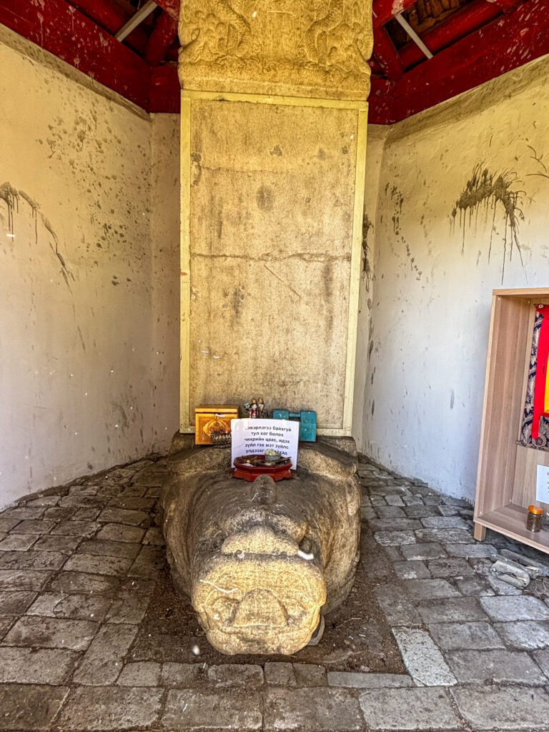 モンゴル　遊牧民ゲルホームステイ　馬旅キャンプ　乗馬ハイキング　Gunjin sum　祠