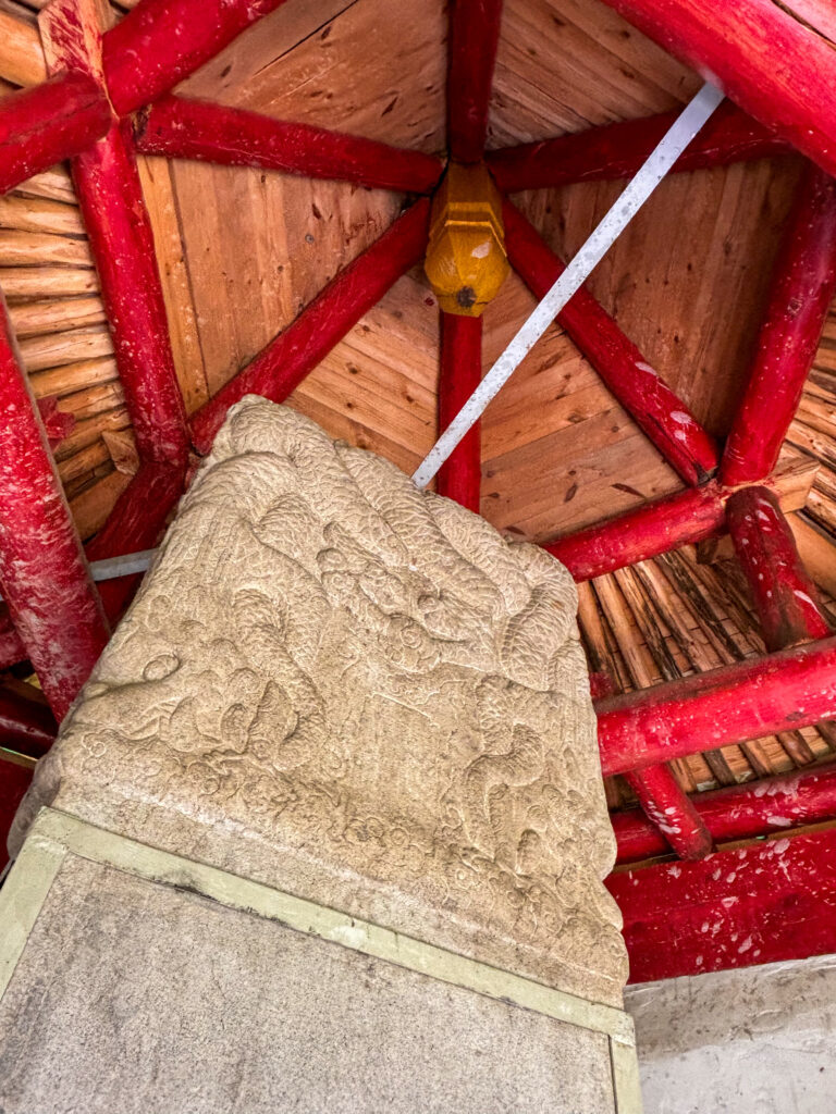 モンゴル　遊牧民ゲルホームステイ　馬旅キャンプ　乗馬ハイキング　Gunjin sum　祠