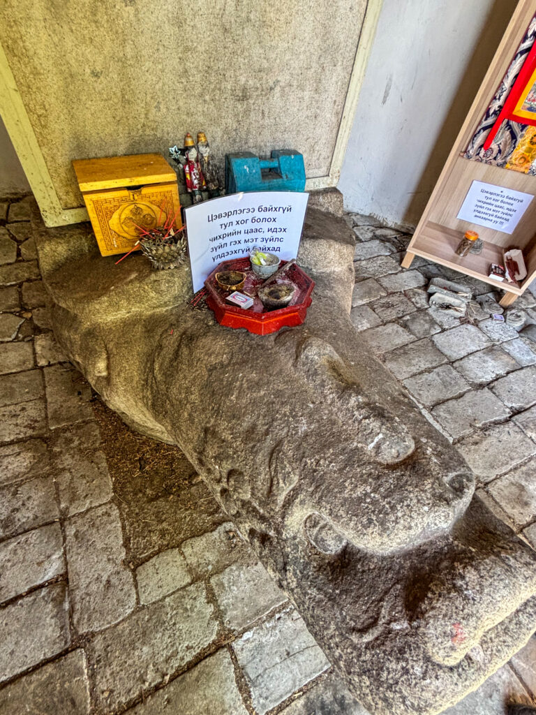 モンゴル　遊牧民ゲルホームステイ　馬旅キャンプ　乗馬ハイキング　Gunjin sum　祠