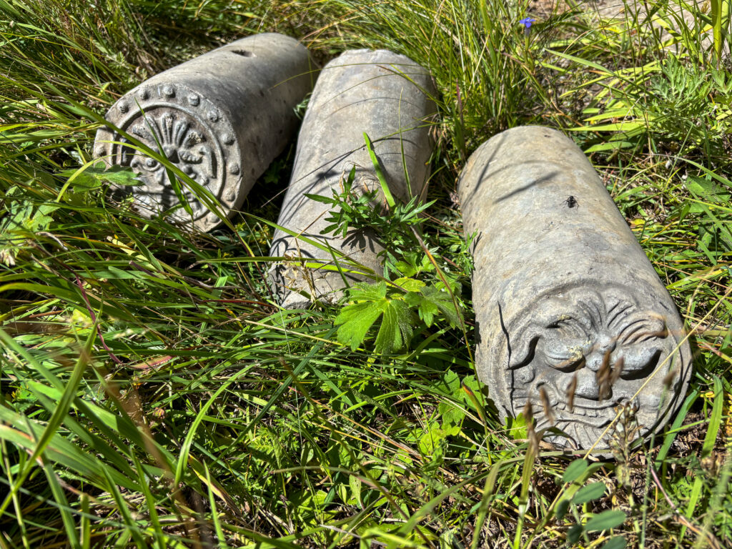 モンゴル　遊牧民ゲルホームステイ　馬旅キャンプ　乗馬ハイキング　Gunjin sum　祠