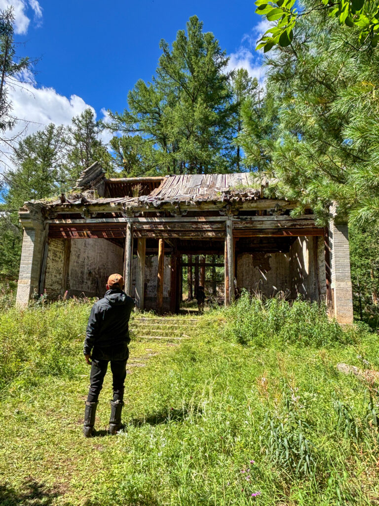 モンゴル　遊牧民ゲルホームステイ　馬旅キャンプ　乗馬ハイキング　Gunjin sum　祠