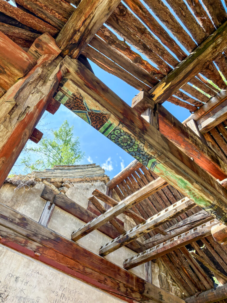 モンゴル　遊牧民ゲルホームステイ　馬旅キャンプ　乗馬ハイキング　Gunjin sum　祠