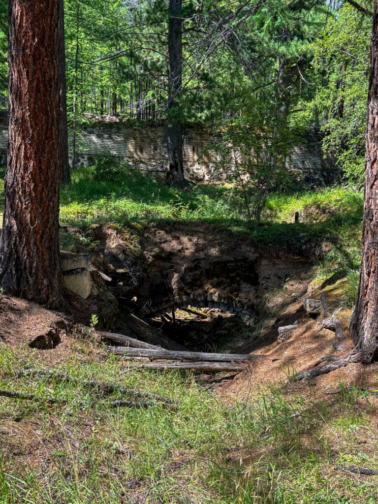 モンゴル　遊牧民ゲルホームステイ　馬旅キャンプ　乗馬ハイキング　Gunjin sum　祠