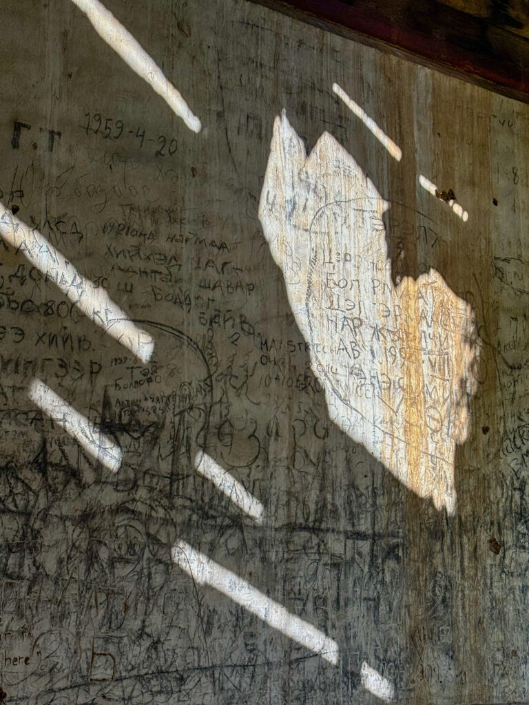 モンゴル　遊牧民ゲルホームステイ　馬旅キャンプ　乗馬ハイキング　Gunjin sum　祠