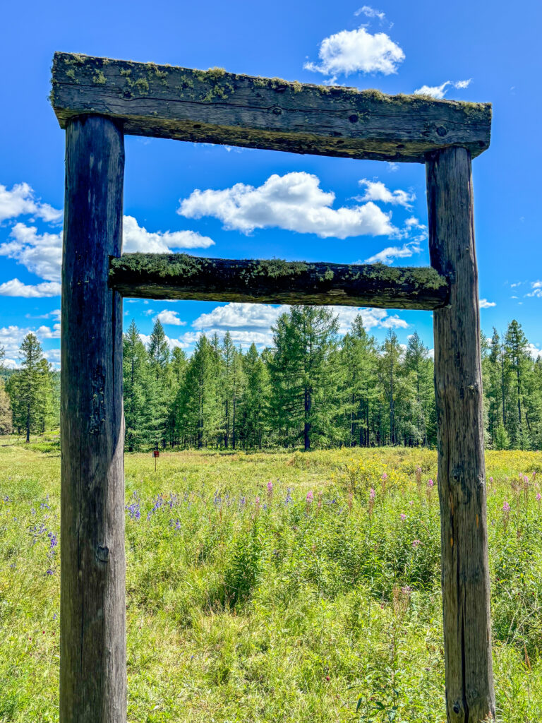 モンゴル　遊牧民ゲルホームステイ　馬旅キャンプ　乗馬ハイキング　Gunjin sum　祠