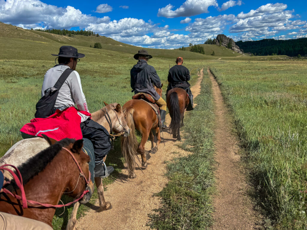 モンゴル　遊牧民ゲルホームステイ　馬旅キャンプ　乗馬ハイキング　Gunjin sum　