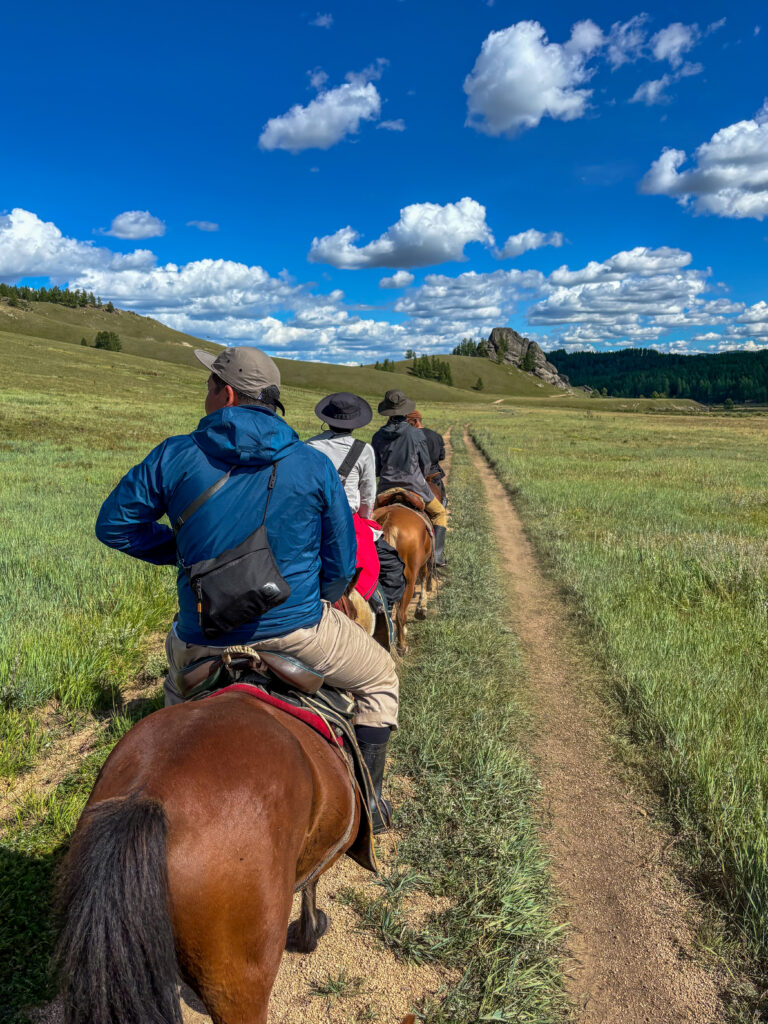 モンゴル　遊牧民ゲルホームステイ　馬旅キャンプ　乗馬ハイキング　Gunjin sum　