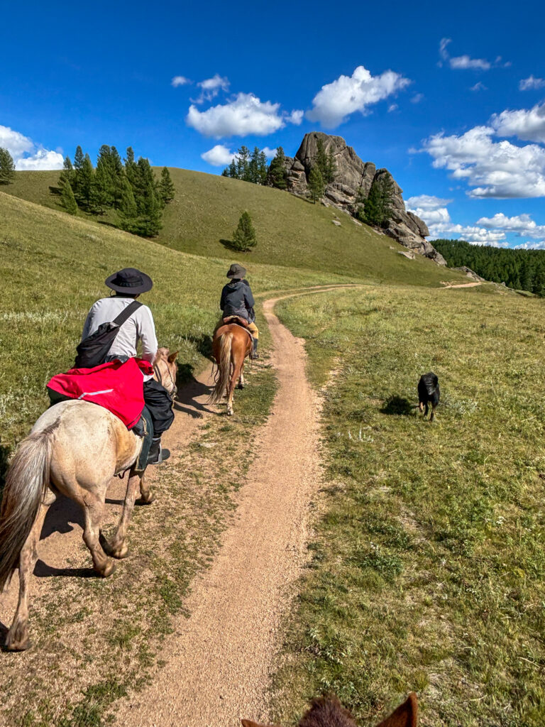 モンゴル　遊牧民ゲルホームステイ　馬旅キャンプ　乗馬ハイキング　Gunjin sum　