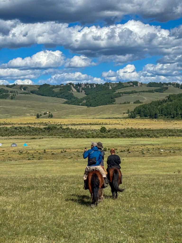 モンゴル　遊牧民ゲルホームステイ　馬旅キャンプ　乗馬ハイキング　Gunjin sum　