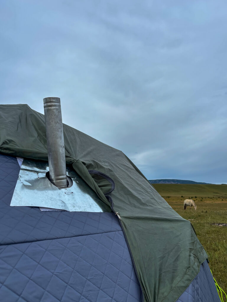 モンゴル　遊牧民ゲルホームステイ　馬旅キャンプ