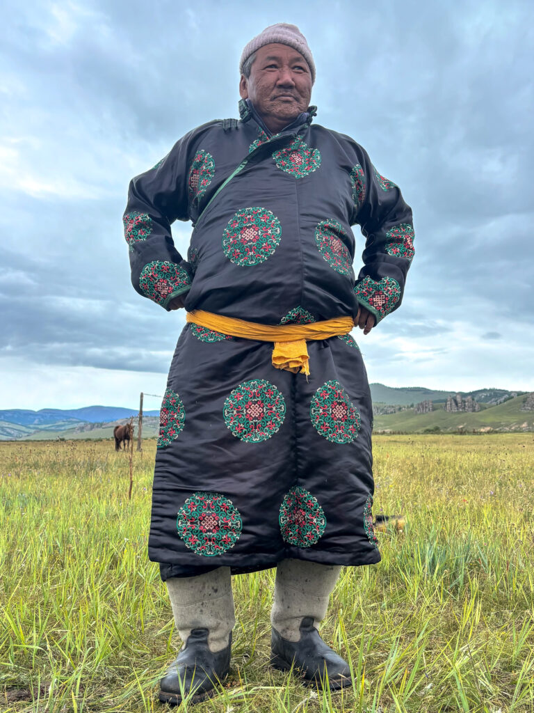 モンゴル　遊牧民ゲルホームステイ　馬旅キャンプ