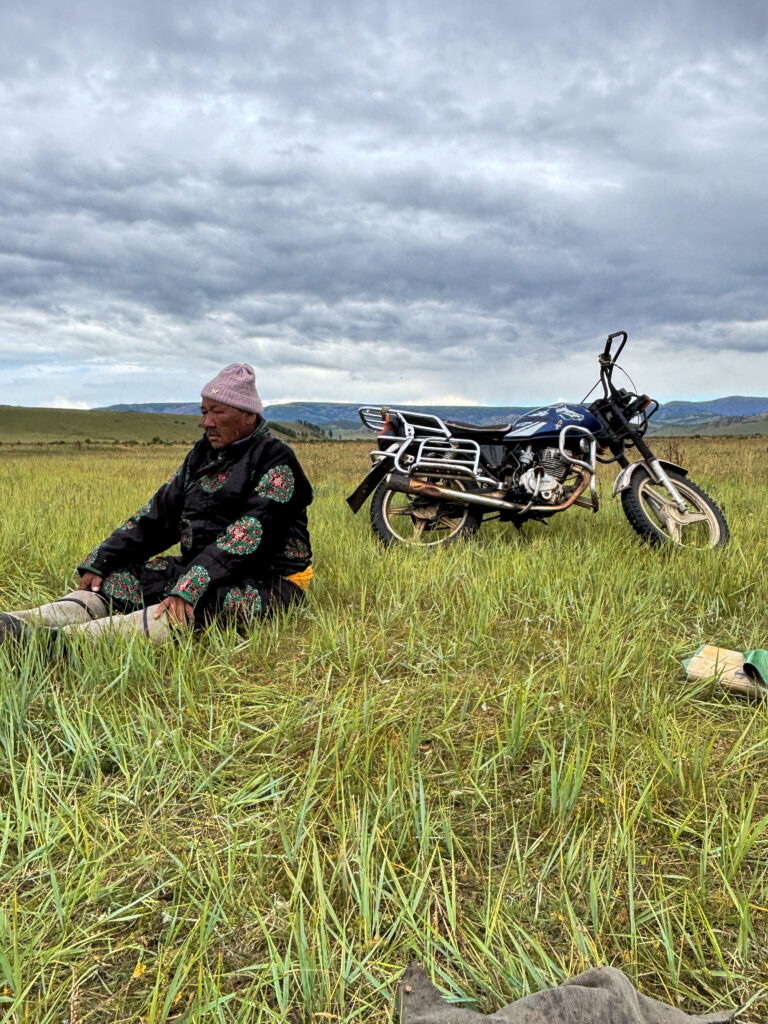 モンゴル　遊牧民ゲルホームステイ　馬旅キャンプ