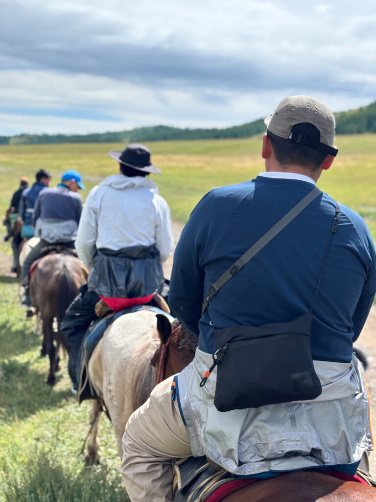 モンゴル　遊牧民ゲルホームステイ　馬旅キャンプ